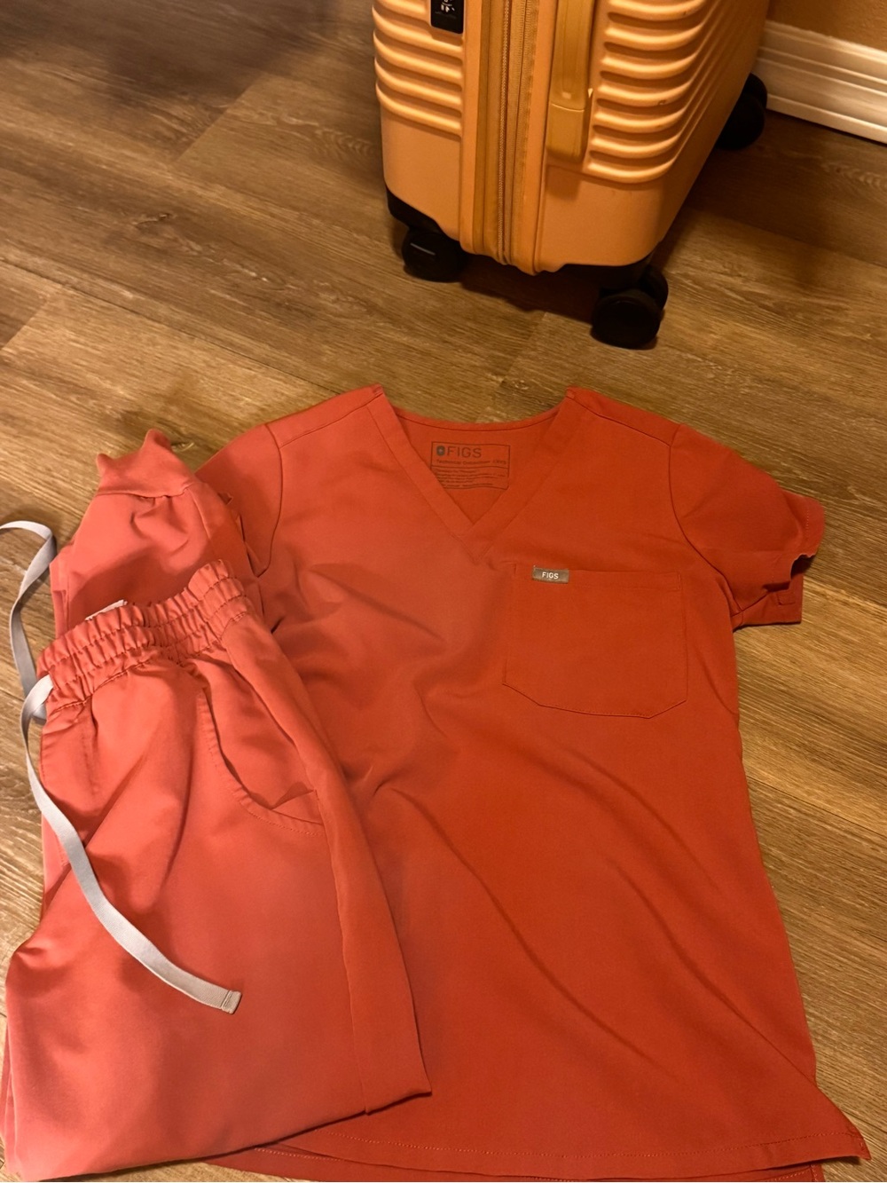 Figs women’s Coral Short Sleeve V-Neck Scrub Set